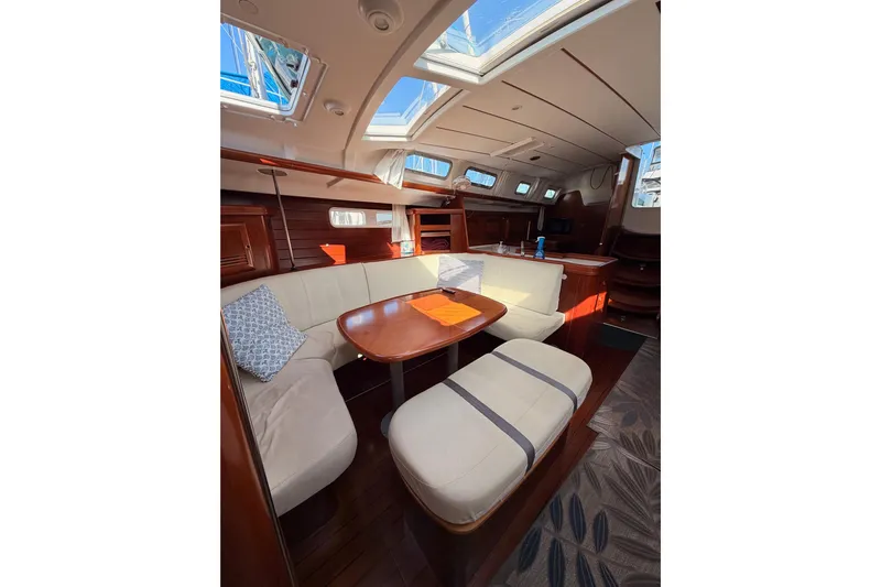 Parlay Yacht Photos Pics Interior of 2003 Beneteau Oceanis Clipper 473 yacht with cozy seating and skylights.
