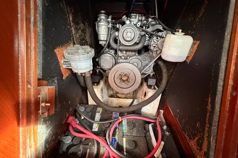 Parlay Yacht Photos Pics Engine compartment of a 2003 Beneteau Oceanis Clipper 473 sailboat, showing detailed components.