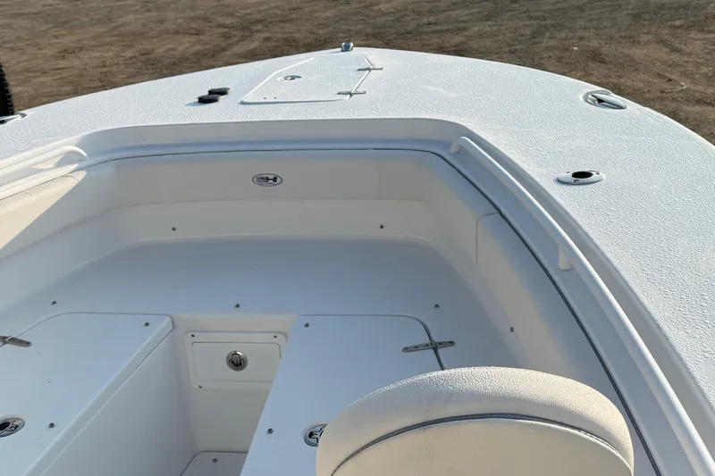  Yacht Photos Pics 2026 Sea Hunt Gamefish 28 boat interior, featuring spacious seating and storage compartments.