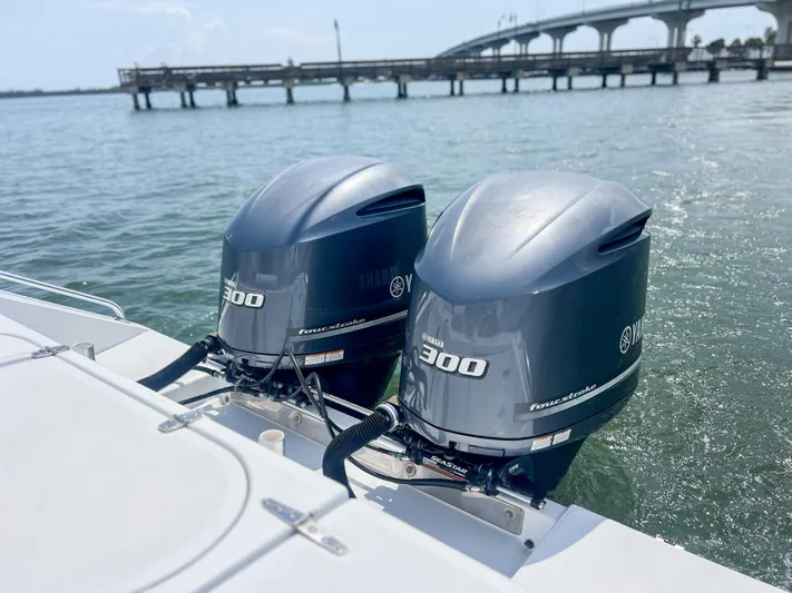  Yacht Photos Pics Twin Yamaha 300 outboard motors on a Venture 34 boat, 2001 model, near a bridge.