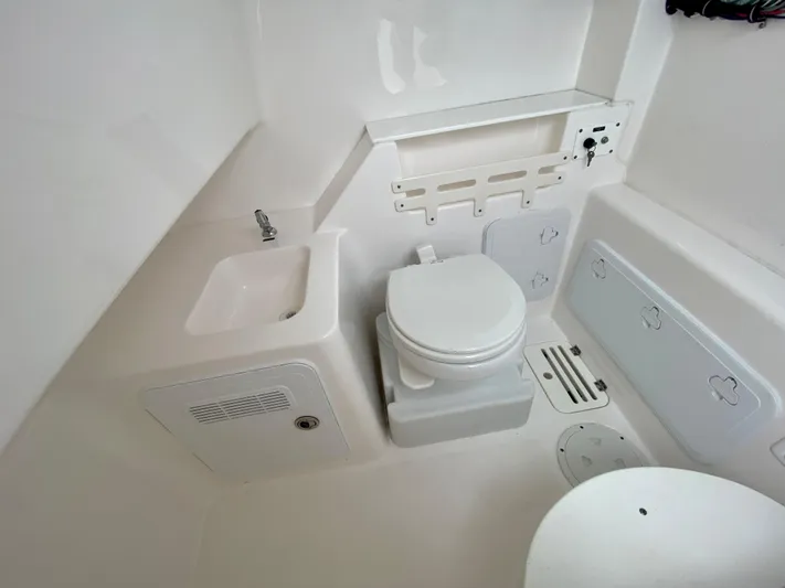 Dauntless Yacht Photos Pics Everglades 32 Dauntless 325CC- Head