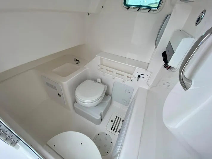 Dauntless Yacht Photos Pics Everglades 32 Dauntless 325CC- Head