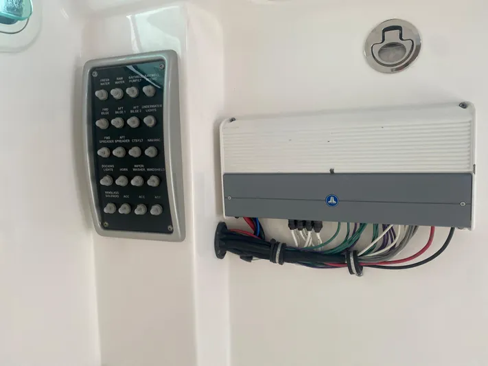 Dauntless Yacht Photos Pics Everglades 32 Dauntless 325CC- Electronics