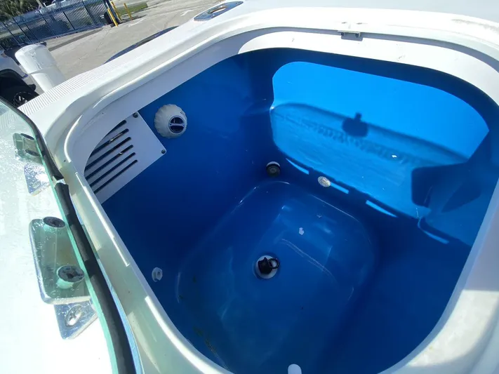 Dauntless Yacht Photos Pics Everglades 32 Dauntless 325CC- Livewell