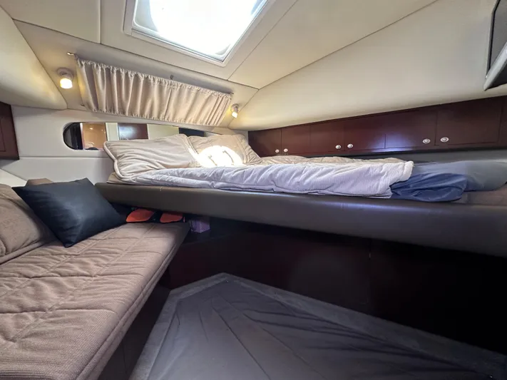 Debs Dinghy Yacht Photos Pics Luxurious 2007 Sea Ray 40 Motor Yacht cabin with cozy bedding and elegant interior.
