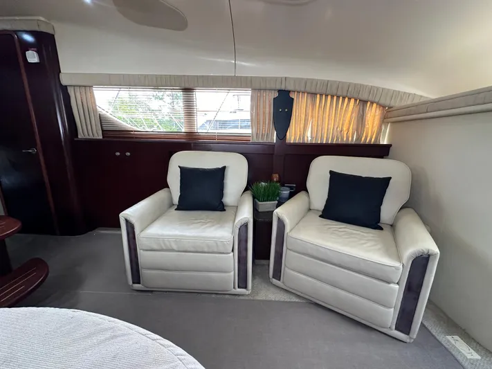 Debs Dinghy Yacht Photos Pics Luxurious 2007 Sea Ray 40 Motor Yacht interior with plush seating and elegant decor.