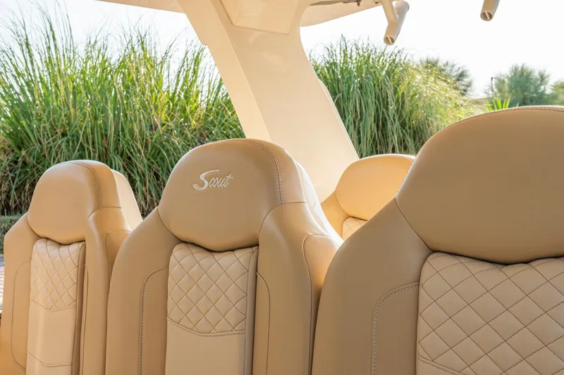  Yacht Photos Pics Luxurious beige leather seats in 2023 Scout 425 LXF boat, featuring elegant stitching.