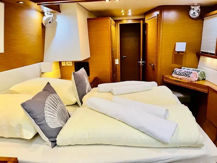 Iceberg Yacht Photos Pics 