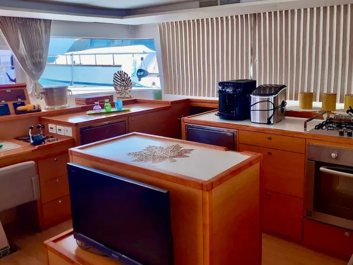 Iceberg Yacht Photos Pics 