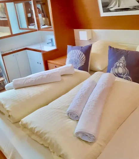 Iceberg Yacht Photos Pics Cabine Lagoon 560