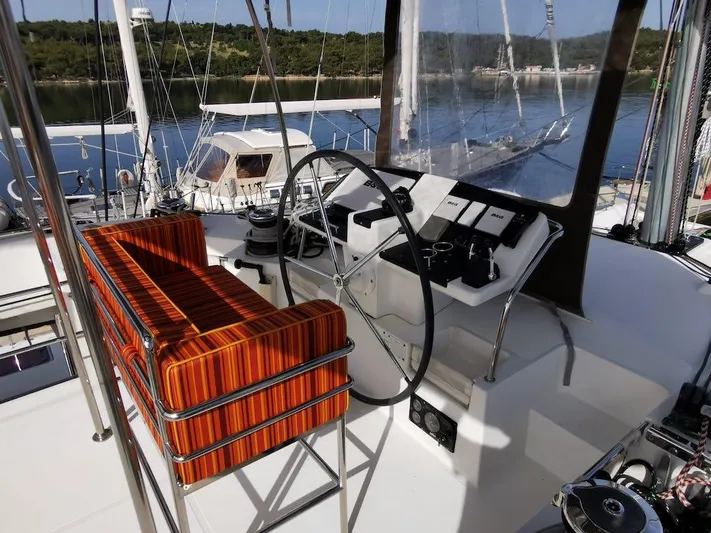 Iceberg Yacht Photos Pics Charter in Kroaiten Lagoon 560