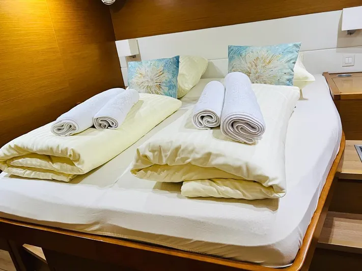 Iceberg Yacht Photos Pics 