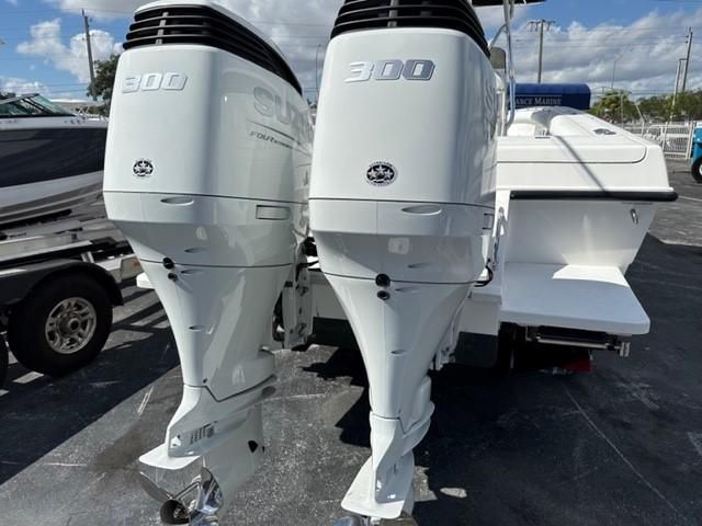 2002 Manta 30 Center Cons 2022 twin 300's