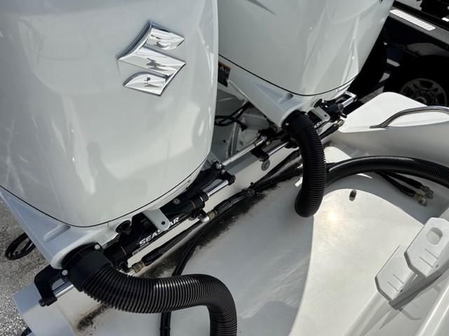 2002 Manta 30 Center Cons 2022 twin 300's