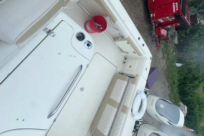  Yacht Photos Pics 2005 Hydra-Sports Vector 3300 VX boat interior with seating and equipment.