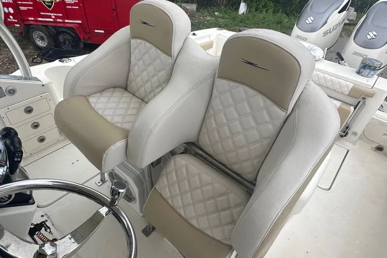  Yacht Photos Pics 2005 Hydra-Sports Vector 3300 VX boat seats, featuring beige and white quilted upholstery.