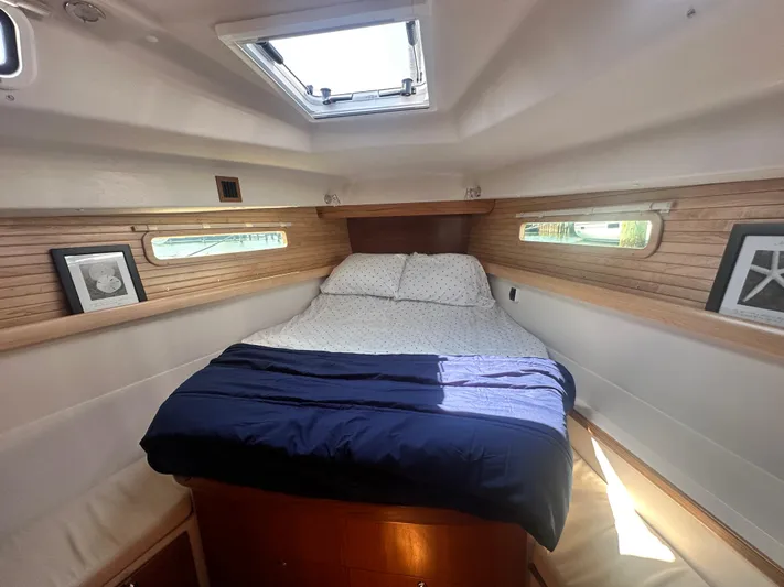 C426 #115 Yacht Photos Pics Cozy cabin interior of 2025 Catalina 426 yacht with bed and skylight.