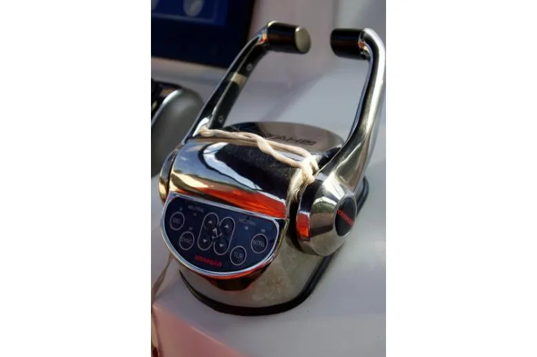 Aliyyah Yacht Photos Pics Vanquish Yachts VQ 45 2018 throttle control with polished metal finish.