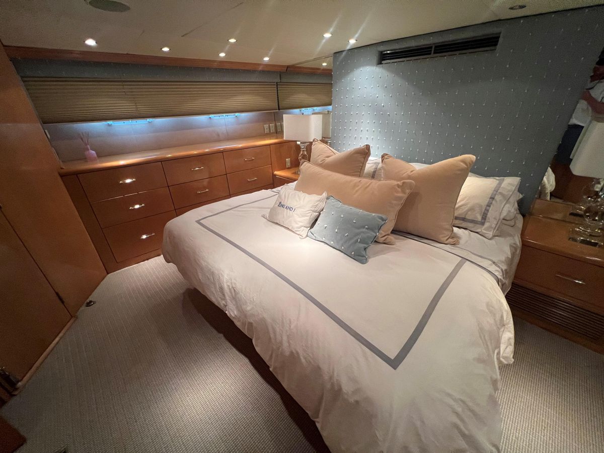 2001 Hatteras 75 