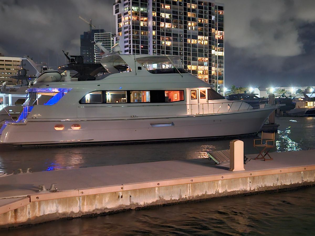 2001 Hatteras 75 