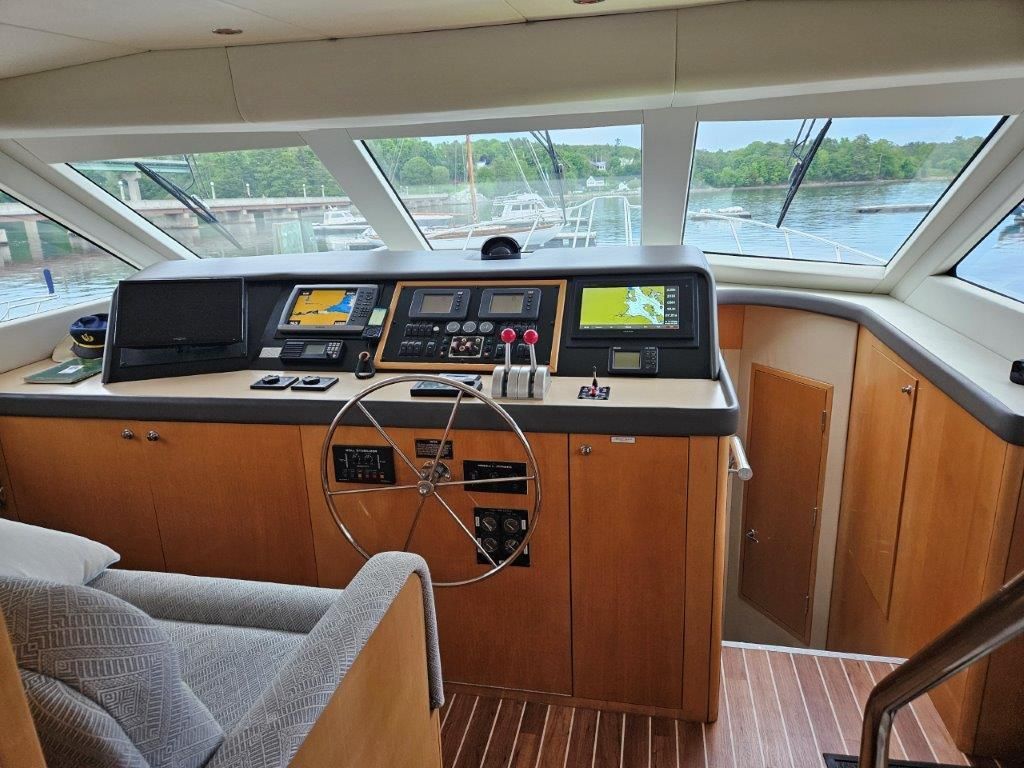 2001 Hatteras 75 