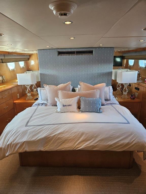 2001 Hatteras 75 