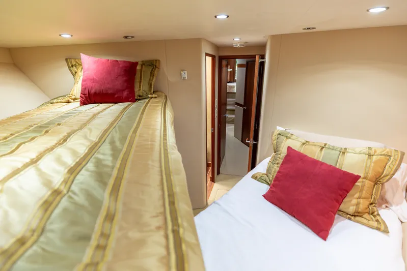 Fallline Yacht Photos Pics 2008 Hatteras 60 Convertible VIP Stateroom 2