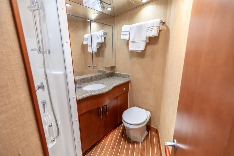 Fallline Yacht Photos Pics 2008 Hatteras 60 Convertible Master Head