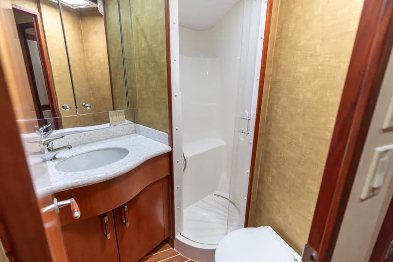 Fallline Yacht Photos Pics 2008 Hatteras 60 Convertible VIP Head