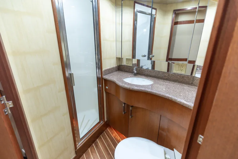 Fallline Yacht Photos Pics 2008 Hatteras 60 Convertible Guest Stateroom