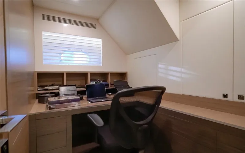 Valiant Yacht Photos Pics 2022 Horizon E81 - Image 40