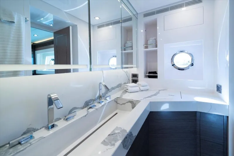 Valiant Yacht Photos Pics 2022 Horizon E81 - Image 37