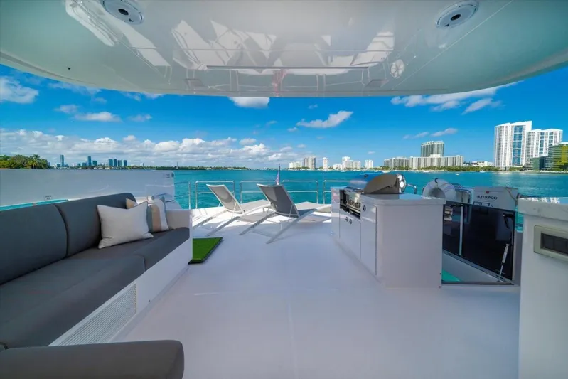 Valiant Yacht Photos Pics 2022 Horizon E81 - Image 23