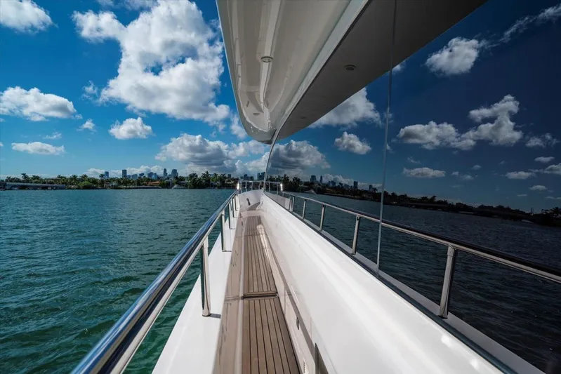 Valiant Yacht Photos Pics 2022 Horizon E81 - Image 27