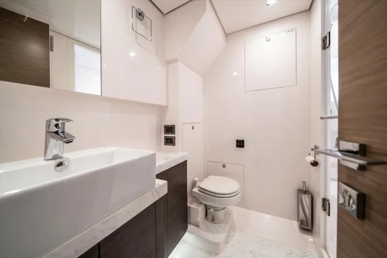 Valiant Yacht Photos Pics 2022 Horizon E81 - Image 55