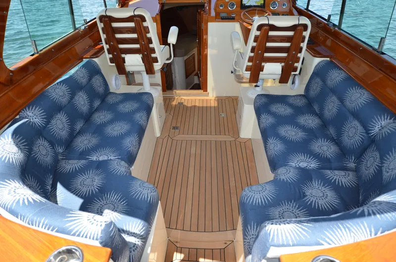 Little Prize Yacht Photos Pics Pilothouse Settees