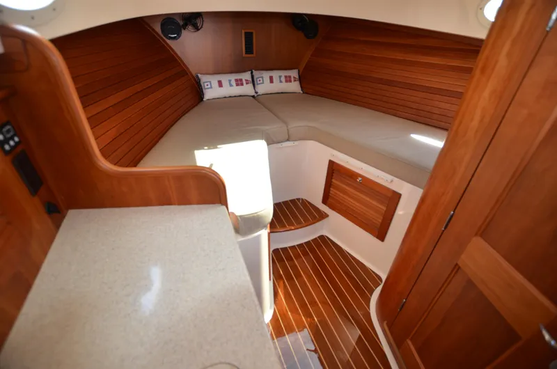 Little Prize Yacht Photos Pics V-berth