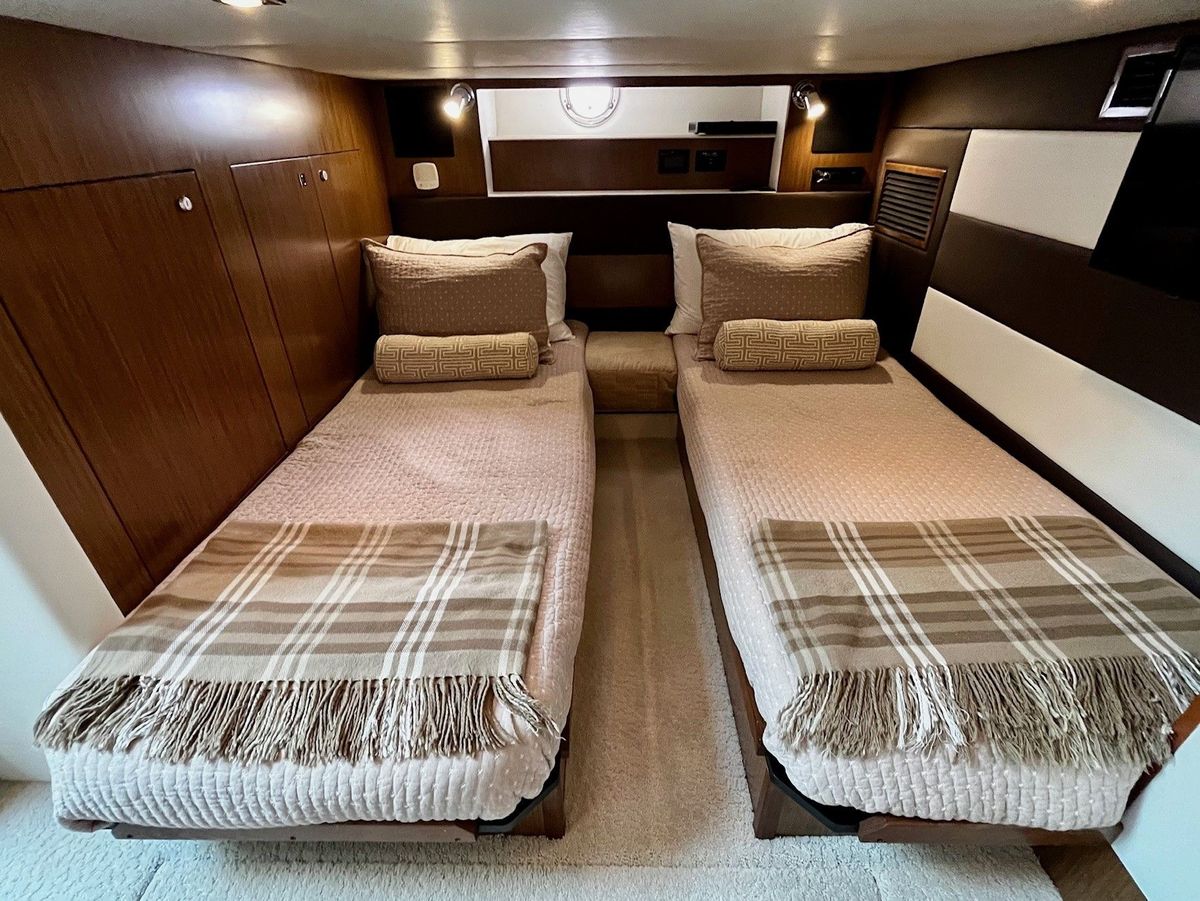 2015 Cruisers Yachts 42 