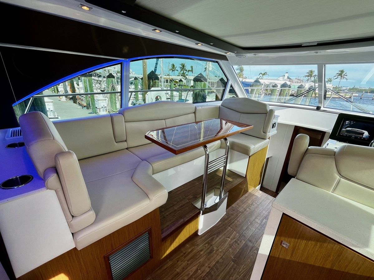 2015 Cruisers Yachts 42 