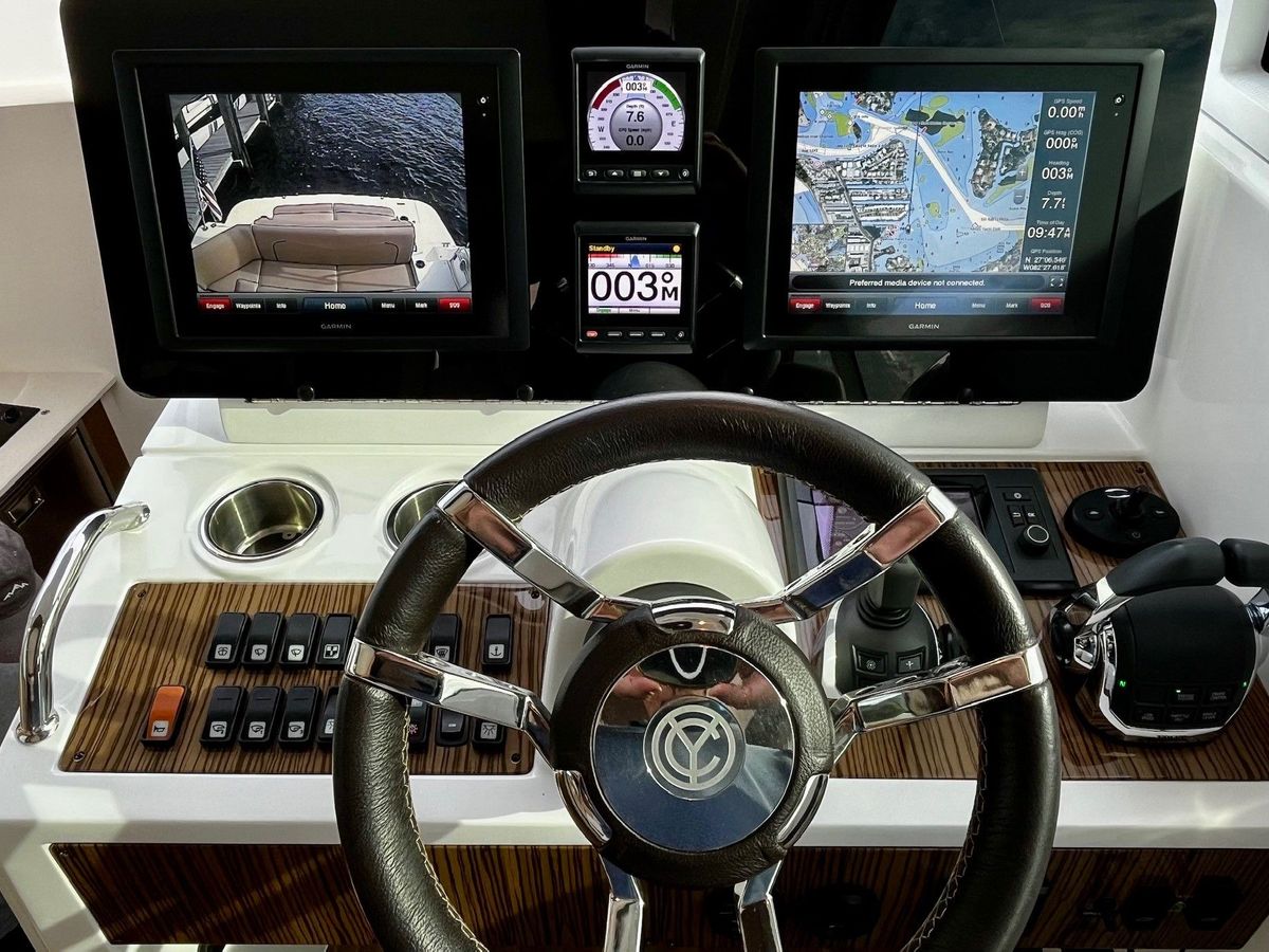 2015 Cruisers Yachts 42 