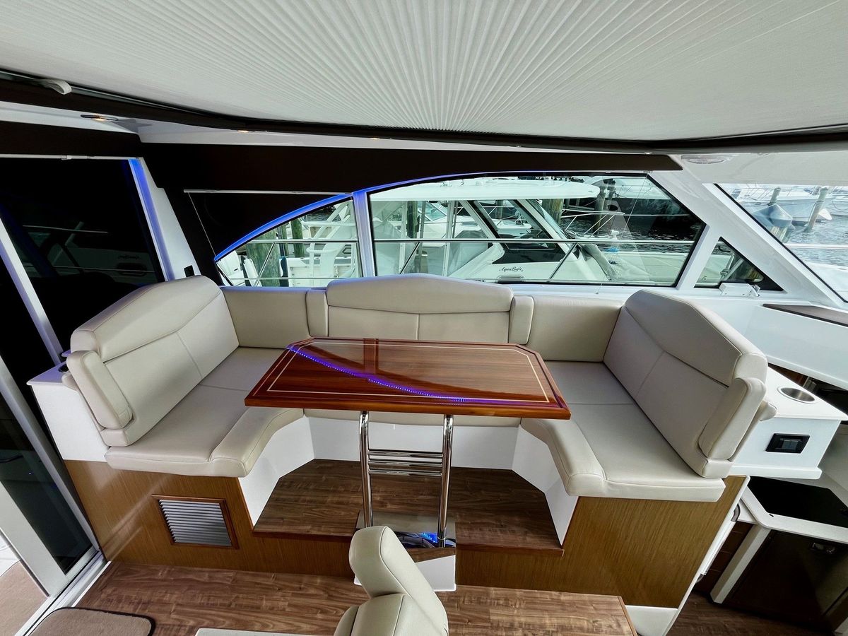 2015 Cruisers Yachts 42 