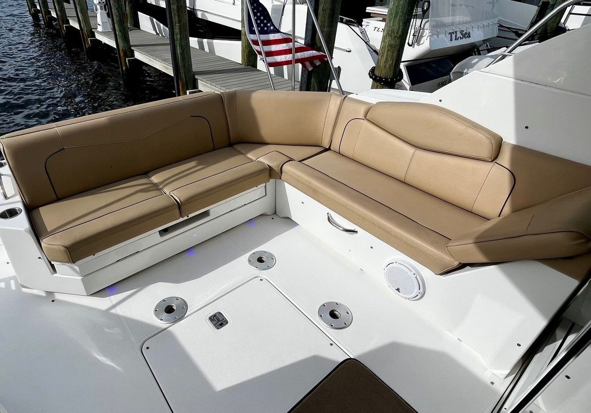 2015 Cruisers Yachts 42 