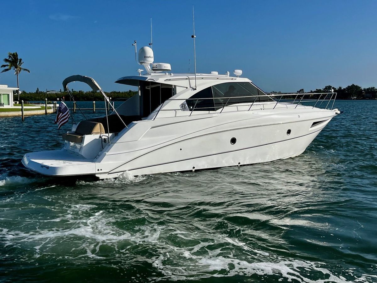 2015 Cruisers Yachts 42 