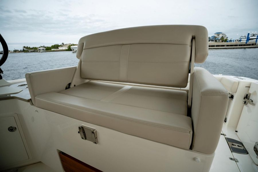 2023 Boston Whaler 350 Realm