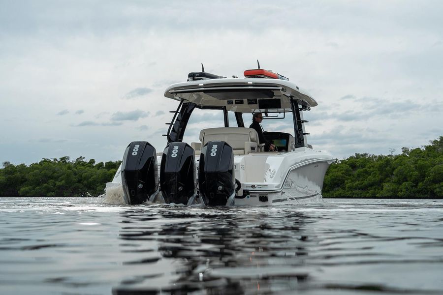 2023 Boston Whaler 350 Realm