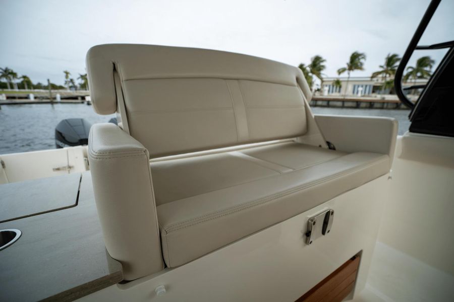 2023 Boston Whaler 350 Realm