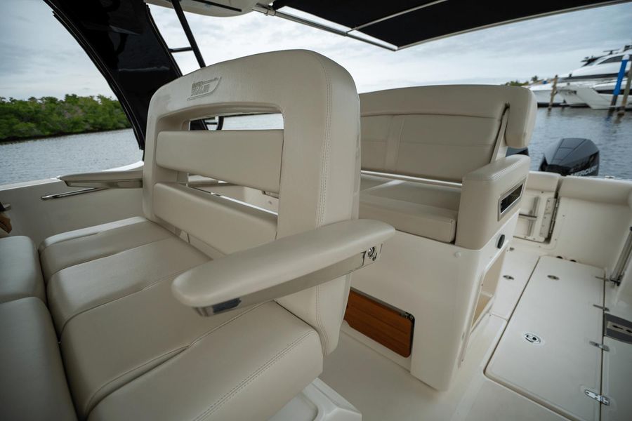 2023 Boston Whaler 350 Realm