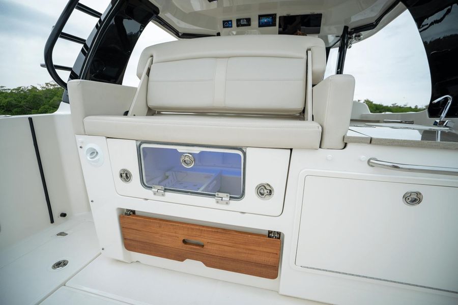 2023 Boston Whaler 350 Realm