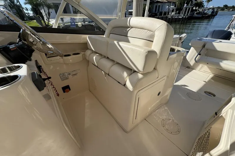  Yacht Photos Pics 2016 Grady-White Freedom 307 boat interior with helm and seating area.
