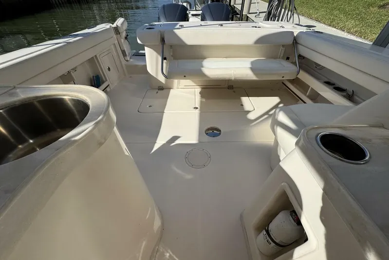  Yacht Photos Pics 2016 Grady-White Freedom 307 boat interior with seating and amenities.